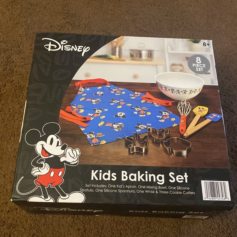 NWT- Disney Kids Baking Set - Picture 1 of 6